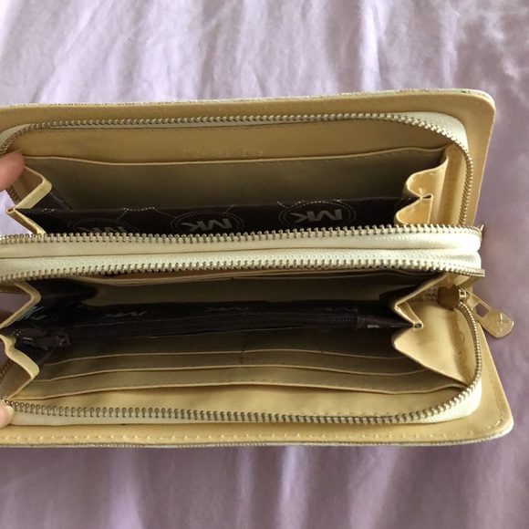 Michael Kors large double wallet. - Picture 5 of 6